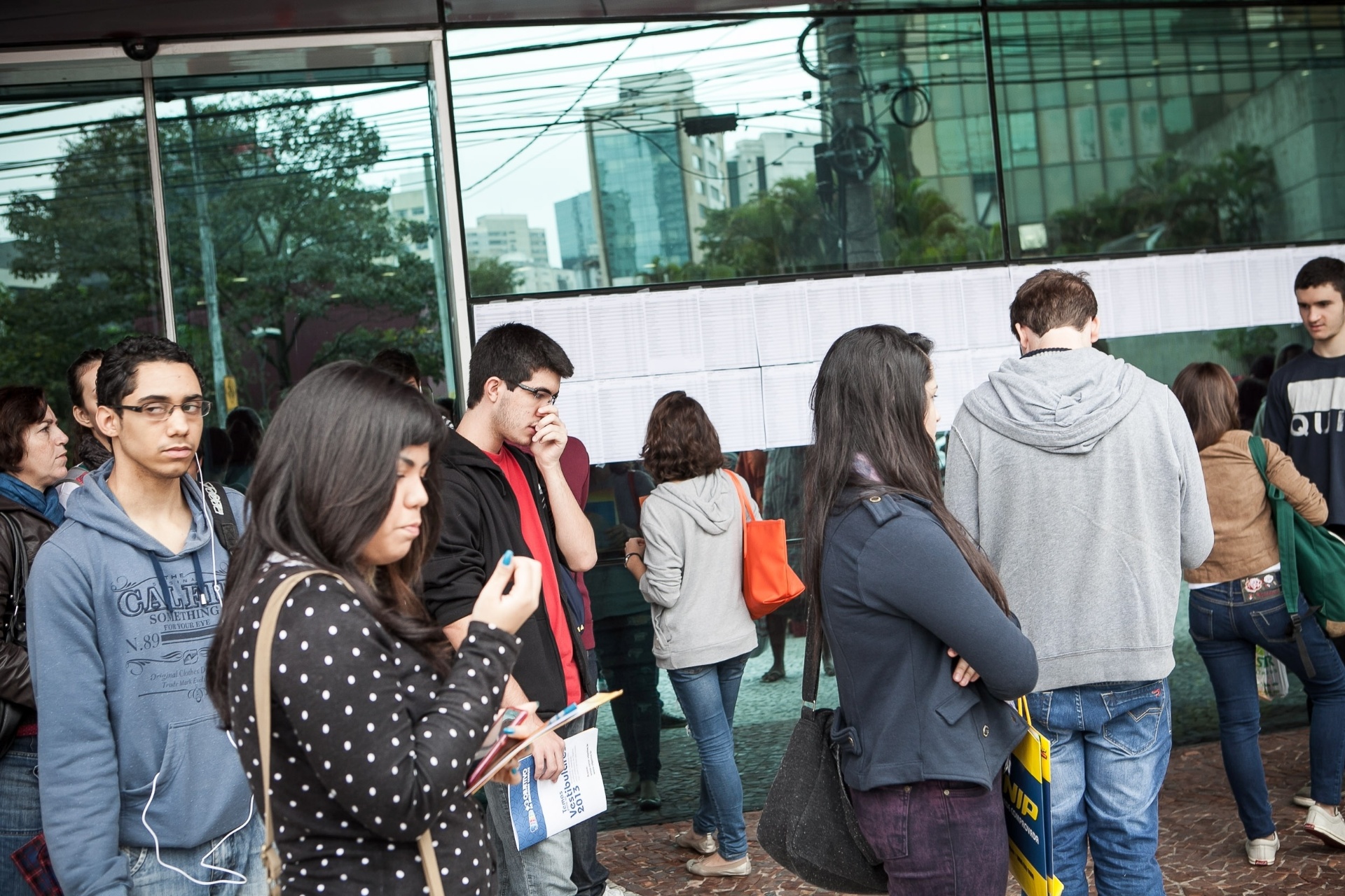 25.mai.2014 - Candidatos aguardam a abertura dos portões para o início da prova da primeira fase do vestibular 2014 de inverno da Unesp - Rodrigo Capote