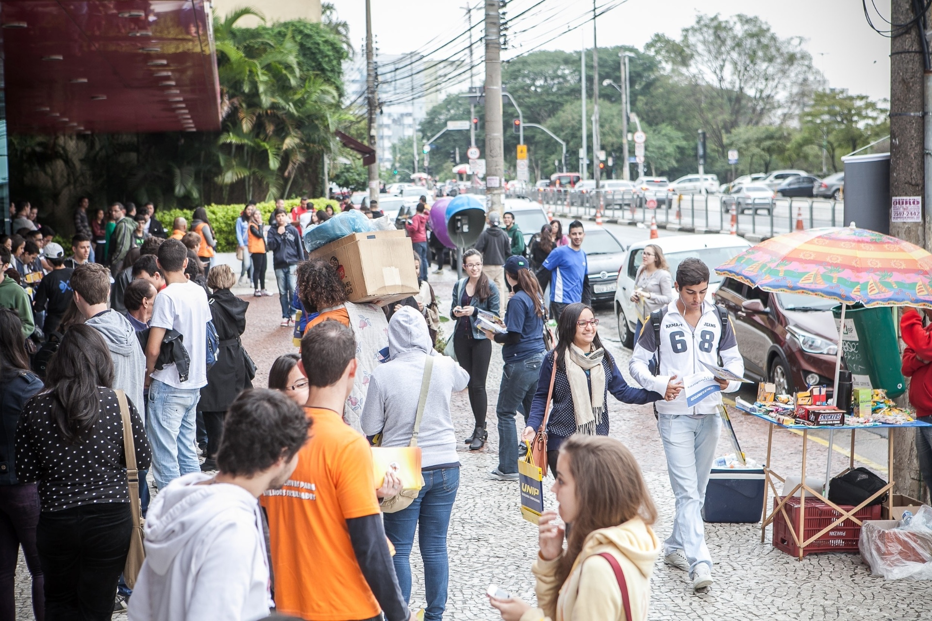 25.mai.2014 - Candidatos aguardam a abertura dos portões para o início da prova da primeira fase do vestibular 2014 de inverno da Unesp. Para esse vestibular, 18.281 inscritos devem concorrer a 420 vagas - Rodrigo Capote