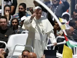 Por ordem de Francisco, papamóvel é transformado em clínica em Gaza