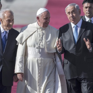 Papa Francisco é recebido pelo presidente de Israel, Shimon Peres (esq.), e o primeiro-ministro do país, Benjamin Netanyahu, em Tel Aviv (Israel) - Oliver Weiken/EFE