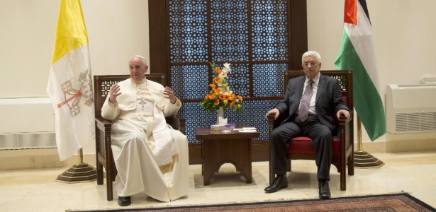 25.mai.2014 - Papa Francisco se reúne com o presidente palestino, Mahmoud Abbas, em Belém, na Cisjordânia, durante visita do pontífice à Terra Santa  - Andrew Medichini/EFE