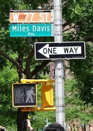 A lenda do jazz Miles Davis ganhou nesta segunda-feira (26), dia em que estaria completando 88 anos, uma rua com seu nome em Nova York - Divulgação