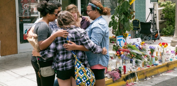 Amigas de Christopher Martinez, vítima da chacina, se abraçam diante do local onde ele foi morto - Monica Almeida/The New York Times