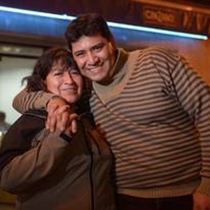 Depois de 30 anos e intensa busca, Diego Belluschi conseguiu se reencontrar com Isabel Guaiquillán, sua mãe biológica - Reprodução/Clarín