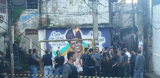 Policiais demarcam o perímetro da reconstituição da morte do dançarino DG, em uma área conhecida como quadra do Pavãozinho - Hanrrikson de Andrade/UOL