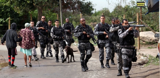 Policiais realizam operação na Cidade de Deus, na zona oeste do Rio, nesta segunda-feira (26) - Thiago Lontra/Agência O Globo