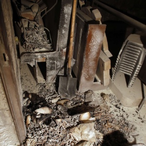 Imagem mostra restos de cruzes queimadas