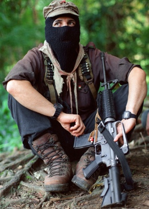 O enigmático líder da guerrilha mexicana Exército Zapatista de Libertação Nacional (EZLN), o subcomandante Marcos, em foto de 1997