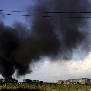 26.mai.2014 - Coluna de fumaça preta se forma no aeroporto internacional de Donetsk, na Ucrânia, durante um tiroteio entre o exército ucraniano e militantes pró-Rússia - Olexandr Stashevskiy/AFP