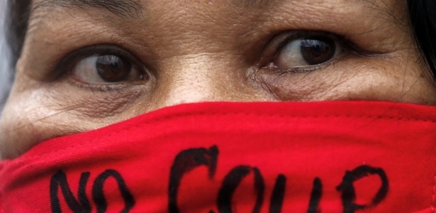 Manifestante protesta contra o regime militar recém-instaurando na Tailândia, em Bancoc - Athit Perawongmetha/Reuters