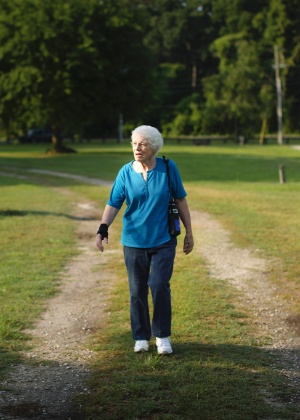 Mildred Johnston, 82, uma das voluntárias no estudo, afirmou que manteve as caminhadas semanais com mais dois idosos em Gainesville, na Flórida (EUA) - Rob C. Witzel/The New York Times