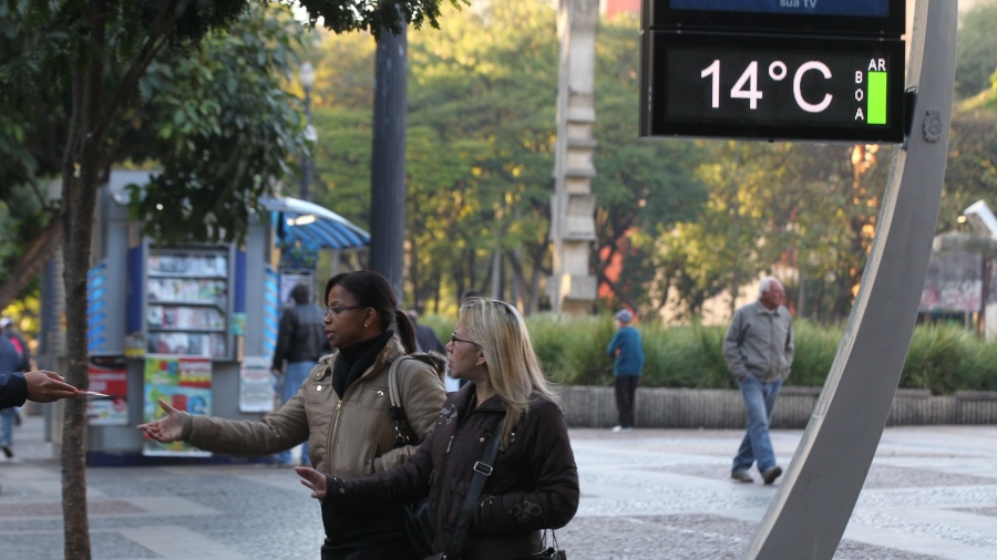 Arquivo - Termômetros registram 14ºC na praça da Sé, no centro de São Paulo