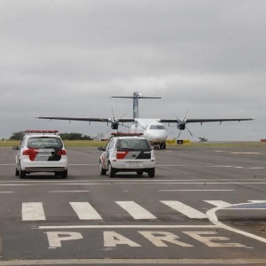 Avião retornou ao aeroporto de Bauru (SP), mas nada foi encontrado pelos policiais - Douglas Reis/Jornal da Cidade de Bauru