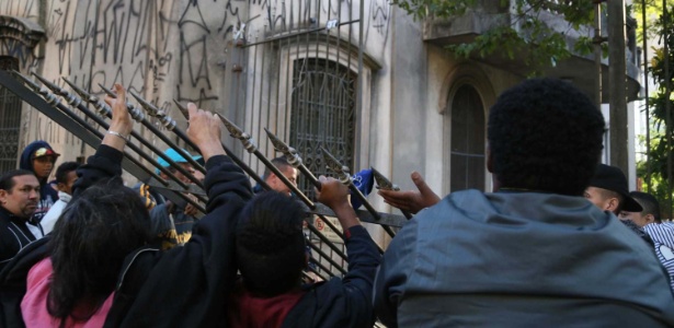 Grupo de sem-teto invade igreja Nossa Senhora do Carmo durante protesto - André Lucas Almeida/Futura Press/Estadão Conteúdo