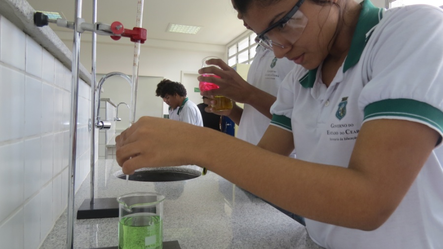 Alunos durante aula em laboratório da química em uma das escolas estaduais de educação profissional no Ceará - Divulgação