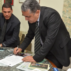 O prefeito interino de Cubatão, Wagner Moura (PT), assina a notificação judicial para assumir o governo - Câmara Municipal de Cubatão/Divulgação