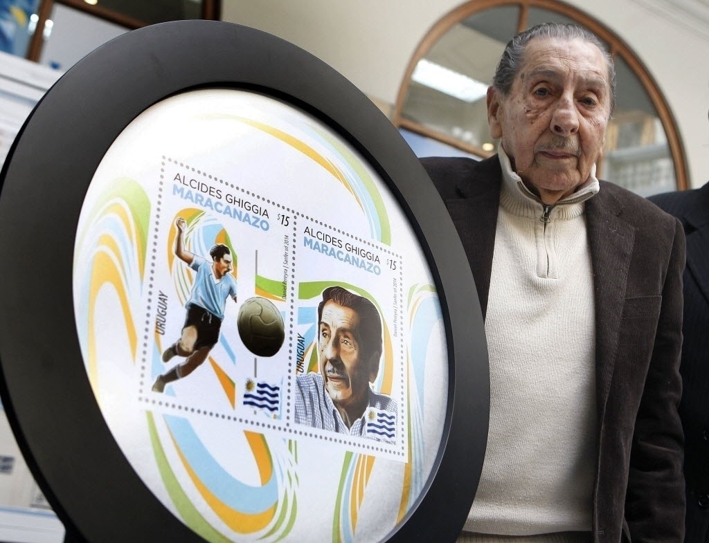 28.mai.2014 - Às vésperas da Copa do Mundo, o ex-jogador Ghiggia, último sobrevivente da seleção do Uruguai que conquistou o primeiro Mundial realizado no Brasil, em 1950, participou nesta quarta-feira (28), em Montevidéu, do lançamento dos selos em homenagem ao título. A coleção leva o nome de ?Maracanazo? em referência à vitória uruguaia sobre o Brasil no jogo final no estádio do Maracanã. Na ocasião, os uruguaios venceram por 2 a 1, de virada. Ghiggia foi o autor do segundo gol - undefined