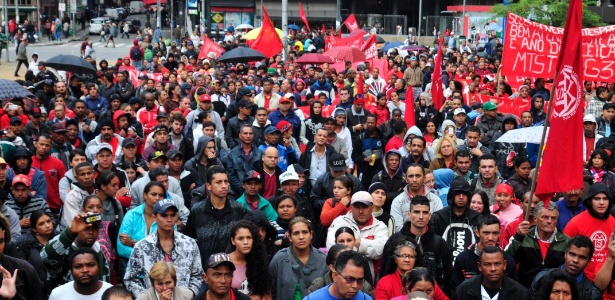 Militantes do MTST protestam no centro da capital paulista nesta quarta-feira (28) - Cris Faga/Fox Press Photo/Estadão Conteúdo