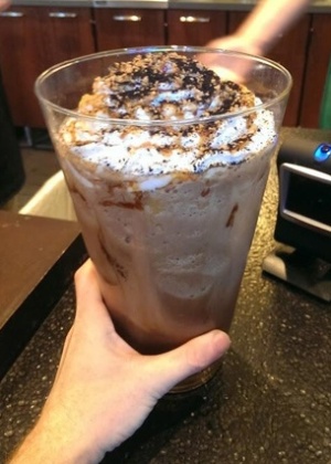 O Sexagintuple Vanilla Bean Mocha Frappuccino levou 60 doses de café e custaria o equivalente a US$ 55  - Reprodução/Twitter/@ACIFH