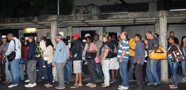 Passageiros esperam ônibus em dia de paralisação no Rio - Edson Ruiz/Coofiav/Estadão Conteúdo