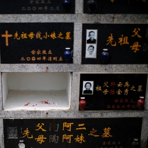 Túmulo vazio é avistado no cemitério de Songhe, no subúrbio de Xangai, na China. Em áreas rurais, solteiros são enterrados ao lado do cadáver de uma mulher para ""não passarem a vida após a morte sozinhos" - 5.abr.2014 - Carlos Barria/Reuters