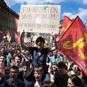 Moradores de Lyon, na França, protestaram contra o partido de extrema-direita FN (Frente Nacional), depois da vitória histórica da legenda nas eleições europeias - Jean-Philippe Ksiazek/AFP