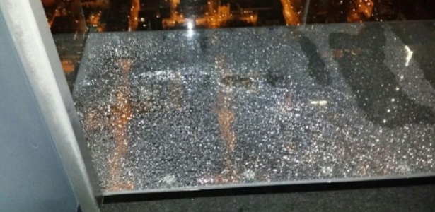 Terraço de vidro quebrado da Willis Tower, que tem 442 metros de altura - Reprodução/Alejandro Garibay/NBC