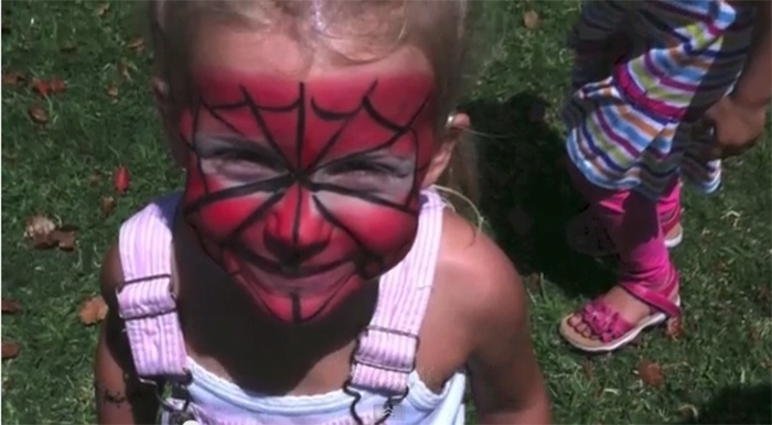 30.mai.2014 - "Eu sou um garoto", foi uma das primeiras frases formuladas por Ryland, que nasceu menina e se tornou menino aos cinco anos de idade. Os pais do garotinho, Jeff e Hillary Whittington, que moram em San Diego, na Califórnia (EUA), afirmam que a então menina só gostava dos brinquedos e atividades comuns a meninos da sua idade. Assustados com os altos índices de suicídios envolvendo transexuais que não são socialmente aceitos, eles decidiram cortar os cabelos da filha, comprar roupas novas, redecorar o quarto dela e passaram a se referir a ela como a um garoto - Reprodução Youtube/ TheWhittingtonFamily