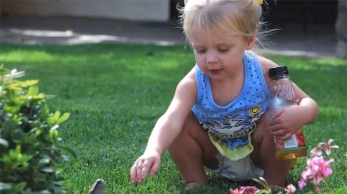 30.mai.2014 - "Eu sou um garoto", foi uma das primeiras frases formuladas por Ryland, que nasceu menina e se tornou menino aos cinco anos de idade. Os pais do garotinho, Jeff e Hillary Whittington, que moram em San Diego, na Califórnia (EUA), afirmam que a então menina só gostava dos brinquedos e atividades comuns a meninos da sua idade. Assustados com os altos índices de suicídios envolvendo transexuais que não são socialmente aceitos, eles decidiram cortar os cabelos da filha, comprar roupas novas, redecorar o quarto dela e passaram a se referir a ela como a um garoto - Reprodução Youtube/ TheWhittingtonFamily