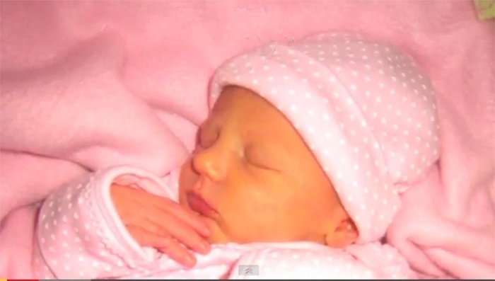 30.mai.2014 - "Eu sou um garoto", foi uma das primeiras frases formuladas por Ryland, que nasceu menina e se tornou menino aos cinco anos de idade. Os pais do garotinho, Jeff e Hillary Whittington, que moram em San Diego, na Califórnia (EUA), afirmam que a então menina só gostava dos brinquedos e atividades comuns a meninos da sua idade. Assustados com os altos índices de suicídios envolvendo transexuais que não são socialmente aceitos, eles decidiram cortar os cabelos da filha, comprar roupas novas, redecorar o quarto dela e passaram a se referir a ela como a um garoto - Reprodução Youtube/ TheWhittingtonFamily