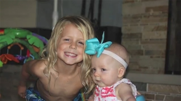 30.mai.2014 - Ryland, que nasceu menina e se tornou menino aos cinco anos de idade, ao lado da irmã mais nova. Os pais do garotinho, Jeff e Hillary Whittington, que moram em San Diego, na Califórnia (EUA), afirmam que a então menina só gostava dos brinquedos e atividades comuns a meninos da sua idade. Assustados com os altos índices de suicídios envolvendo transexuais que não são socialmente aceitos, eles decidiram cortar os cabelos da filha, comprar roupas novas, redecorar o quarto dela e passaram a se referir a ela como a um garoto - Reprodução Youtube/ TheWhittingtonFamily