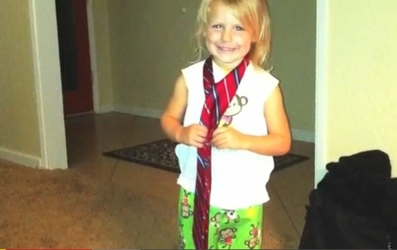 30.mai.2014 -  Ryland, que nasceu menina e se tornou menino aos cinco anos de idade, tentando usar uma gravata. Os pais do garotinho, Jeff e Hillary Whittington, que moram em San Diego, na Califórnia (EUA), afirmam que a então menina só gostava dos brinquedos e atividades comuns a meninos da sua idade. Assustados com os altos índices de suicídios envolvendo transexuais que não são socialmente aceitos, eles decidiram cortar os cabelos da filha, comprar roupas novas, redecorar o quarto dela e passaram a se referir a ela como a um garoto - Reprodução Youtube/ TheWhittingtonFamily