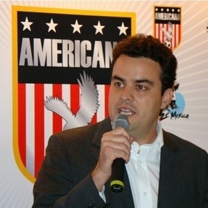 O prefeito de Americana, Diego de Nadai, durante discurso - Agência FI