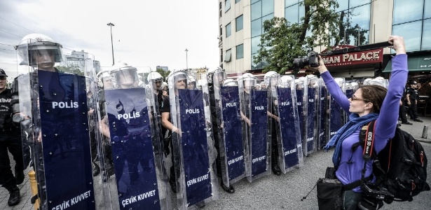 Polícia da Turquia fecha o parque Gezi, em Istambul, que foi o polo de protestos em 2013, para impedir qualquer tentativa de comemoração do aniversário de uma das maiores manifestações contra o governo em décadas - Bulent Kilic/AFP Photo