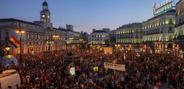 Manifestantes a favor da república se reúnem em Madri, após o anúncio de abdicação do rei Juan Carlos - Pedro Armestre/AFP