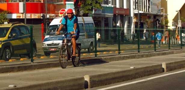 Pedestres e ciclistas ignoram riscos de atropelamento e andam pela faixa do BRT Transcarioca