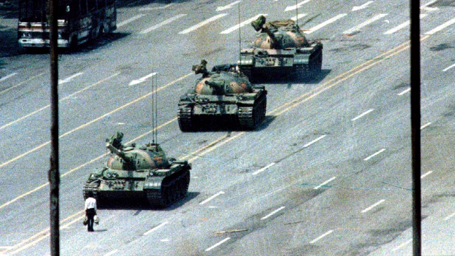 5.jun.1989 - A imagem de um manifestante diante de uma coluna de tanques tornou-se ícone do massacre da Paz Celestial. A foto chamada de "O Rebelde Desconhecido de Tiananmen" foi feita por Jeff Widener, concorreu ao Prêmio Pulitzer e ganhou diversos prêmios. O homem solitário, que jamais foi identificado, ganhou o apelido de "tank man" (o homem do tanque). A revista "Time" apontou o "tank man" como uma das cem pessoas mais influentes do século 20