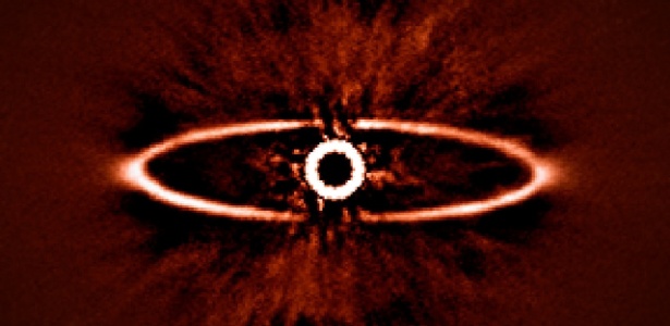 Sphere conseguiu captar com nitidez imagem de disco de poeira ao redor da estrela HR 4796A - ESO/Divulgação