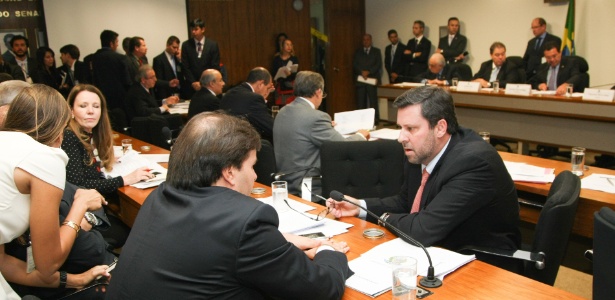 Deputados e senadores da CPI mista da Petrobras; à direita, o deputado Carlos Sampaio (PSDB-SP) - Joel Rodrigues - 3.jun.2014/Folhapress
