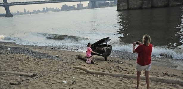 Pessoas aproveitam para tirar foto com o piano nesta terça-feira (3) - Spencer Platt / AFP