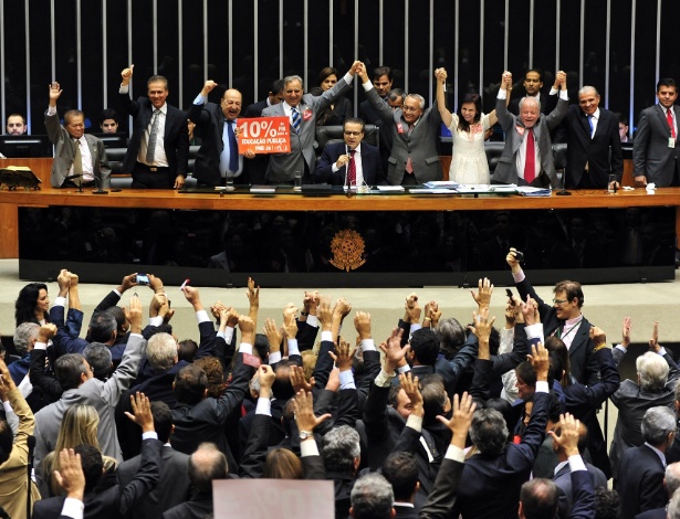 3.jun.2014 - Deputados aprovam texto final do PNE, que segue para sanção da presidente Dilma Rousseff - Gustavo Lima/Agência Câmara