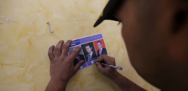 Homem voto durante a eleição na Síria - AFP