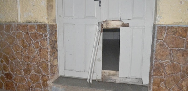 A porta principal do 1º Distrito Policial de Campo Maior (a 87km de Teresina) foi arrombada por quatro presos - Portal Campo Maior