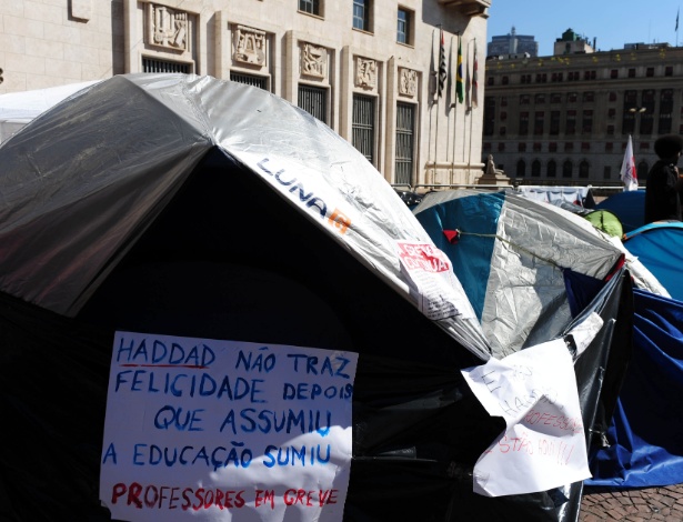 3.jun.2014 - Professores em greve estão acampados em frente à Prefeitura de São Paulo desde sexta-feira  - Junior Lago/UOL