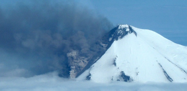 Vulcão Pavlof, no Alasca, entrou em erupção com uma nova intensidade nesta semana - Paul Horn/Alaska Department of Fish and Game/Reuters