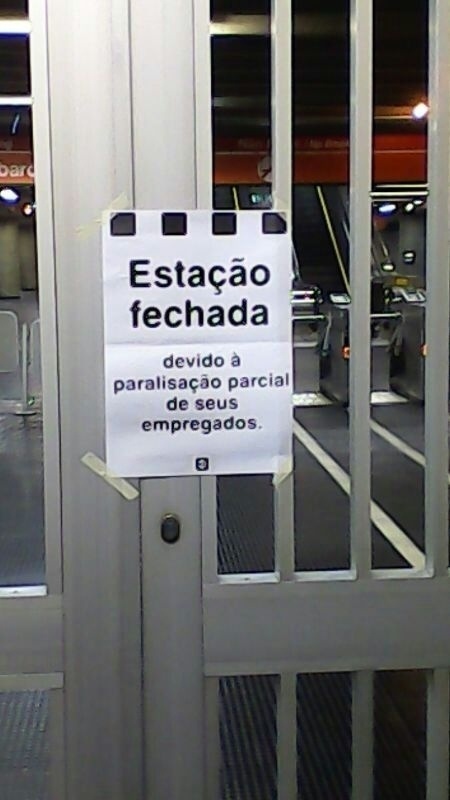 5.jun.2014 - Cartaz na estação Patriarca da linha 3-verde do metrô informa sobre paralisação dos metroviários, nesta quinta-feira