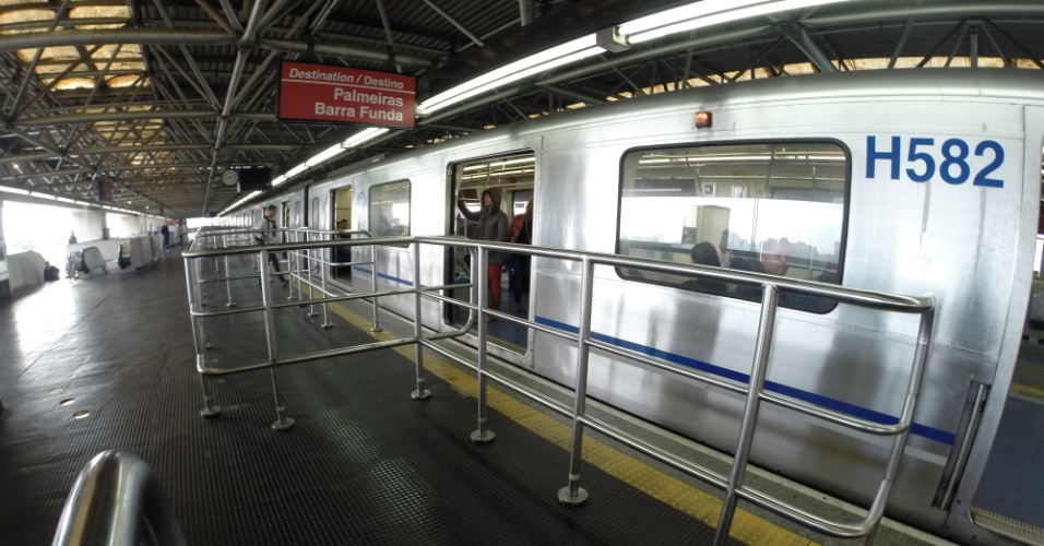5.jun.2014 - Estação Brás da linha 3-verde do metrô tem plataforma e trens vazios na manhã desta quinta-feira