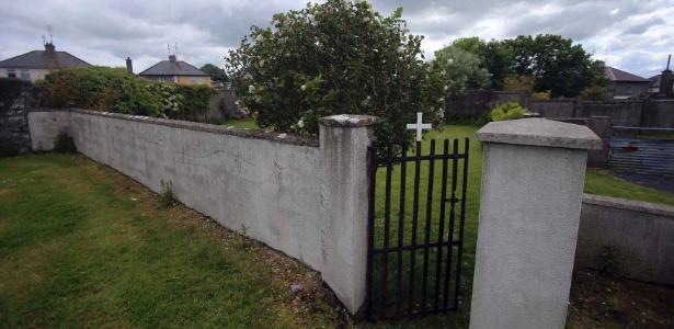 Entrada do local em que foram encontrados quase 800 esqueletos de recém-nascidos ao lado de um antigo convento católico da cidade de Tuam, na Irlanda, que abrigou jovens mães solteiras entre 1925 e 1961