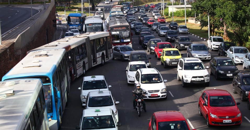 5.jun.2014 - Motoristas enfrentam congestionamento na avenida Washington Luís, próximo ao aeroporto de Congonhas, zona sul de São Paulo, na manhã desta quinta-feira (5)
