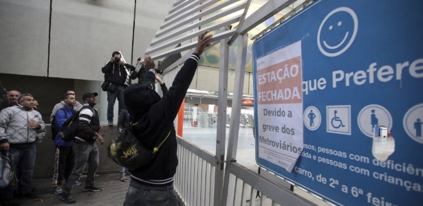 Empresa pode descontar falta por greve de transporte, mas não é a prática - Chico Ferreira/Reuters